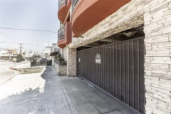 $490,000 | 11124 Burbank Boulevard, Unit 101, North Hollywood, CA 91601