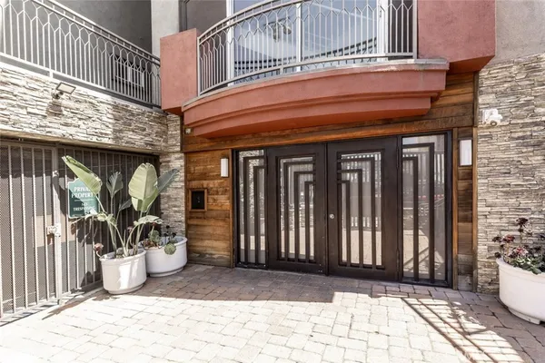$490,000 | 11124 Burbank Boulevard, Unit 101, North Hollywood, CA 91601