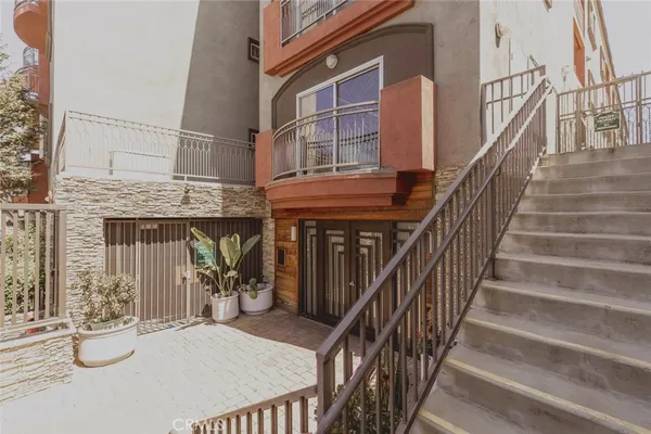 $490,000 | 11124 Burbank Boulevard, Unit 101, North Hollywood, CA 91601