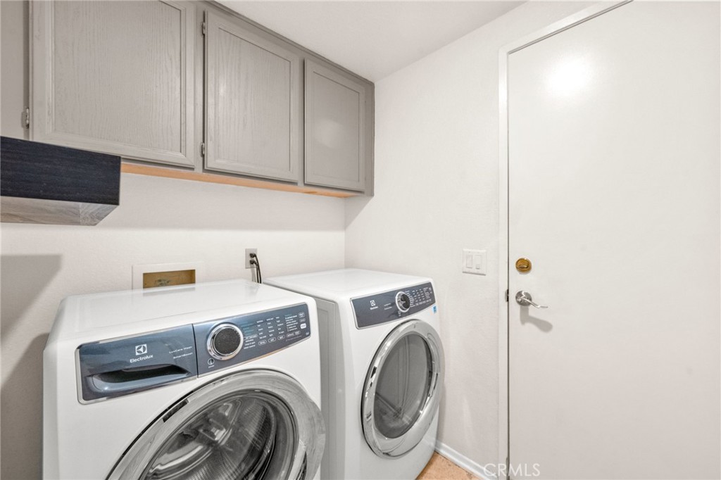 40219 Donomore Court Temecula, CA 92591 - Photo 28 of 63 a utility room with dryer and washer
