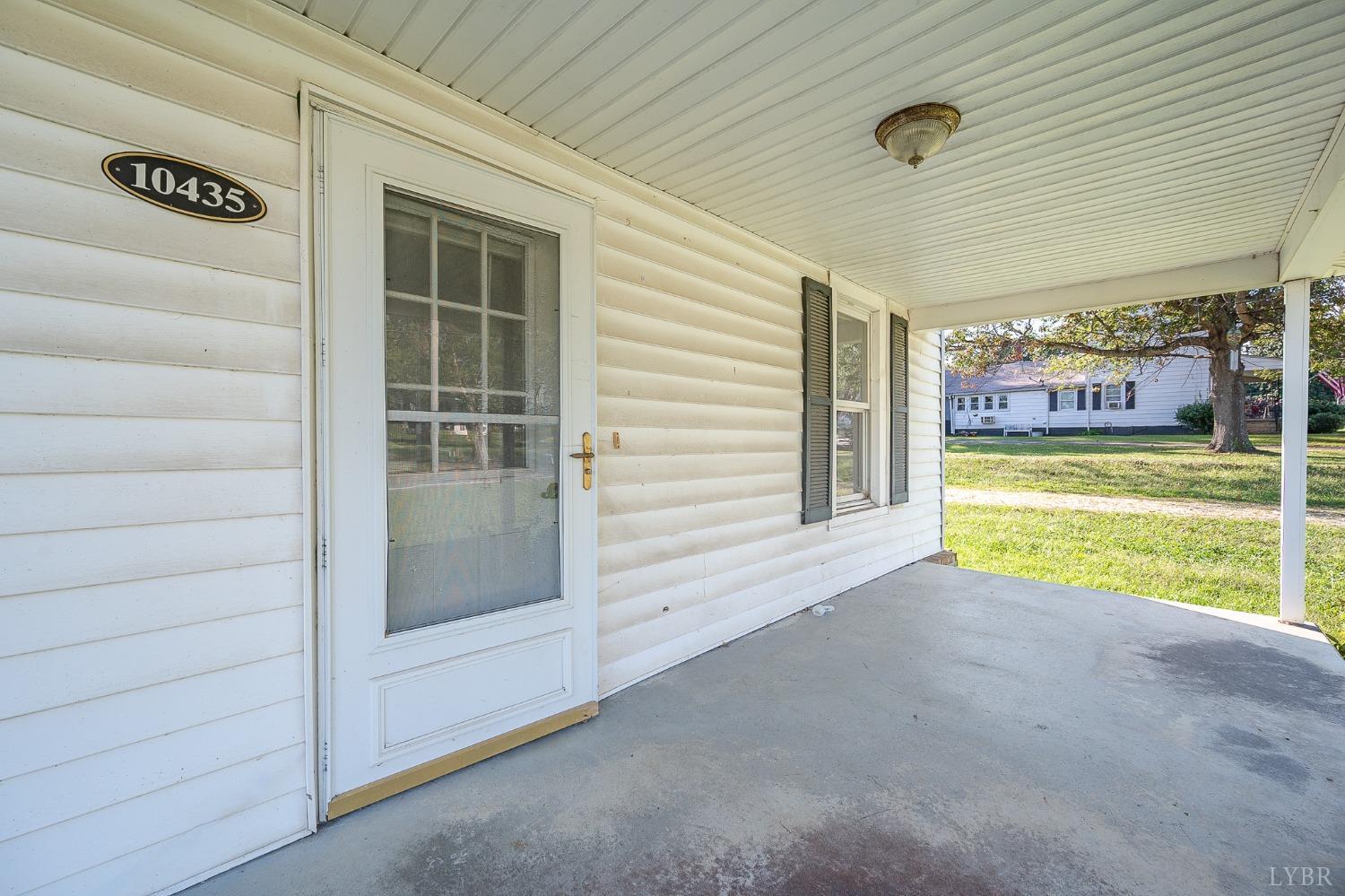 10435 Red House Road Appomattox, VA 24522 - Photo 8 of 32 a view of an empty room