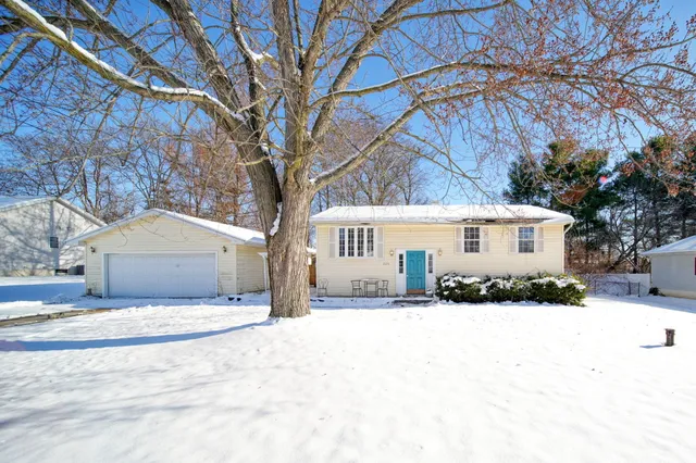 $214,900 | 2375 Windemere Drive, Jackson, MI 49202