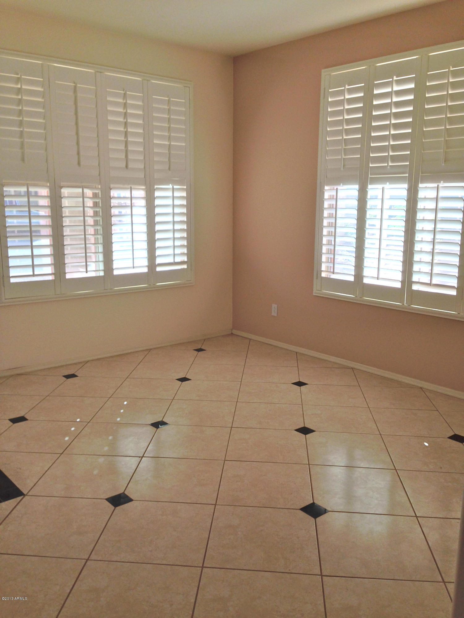 2914 West Maldonado Road Phoenix, AZ 85041 - Photo 6 of 14 Living room