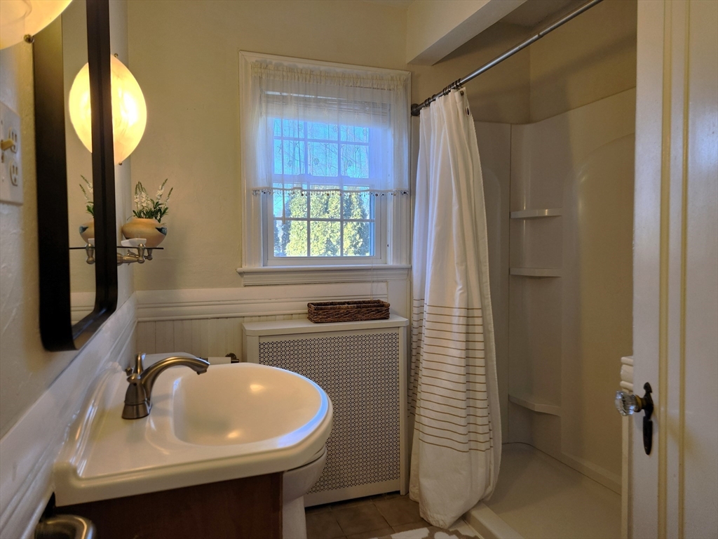 350 Thompson Road Webster, MA 01570 - Photo 8 of 41