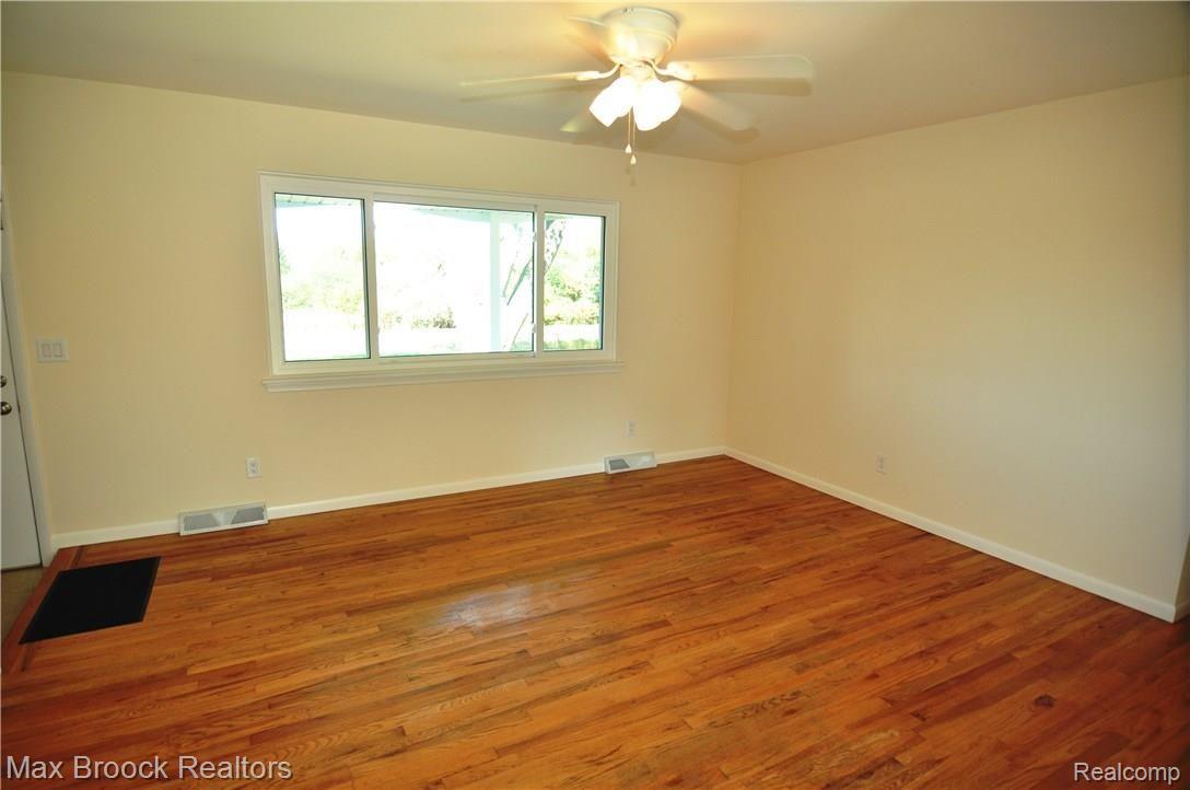 5979 Maybee Road Clarkston, MI 48346 - Photo 3 of 33 DSC_0413.JPG