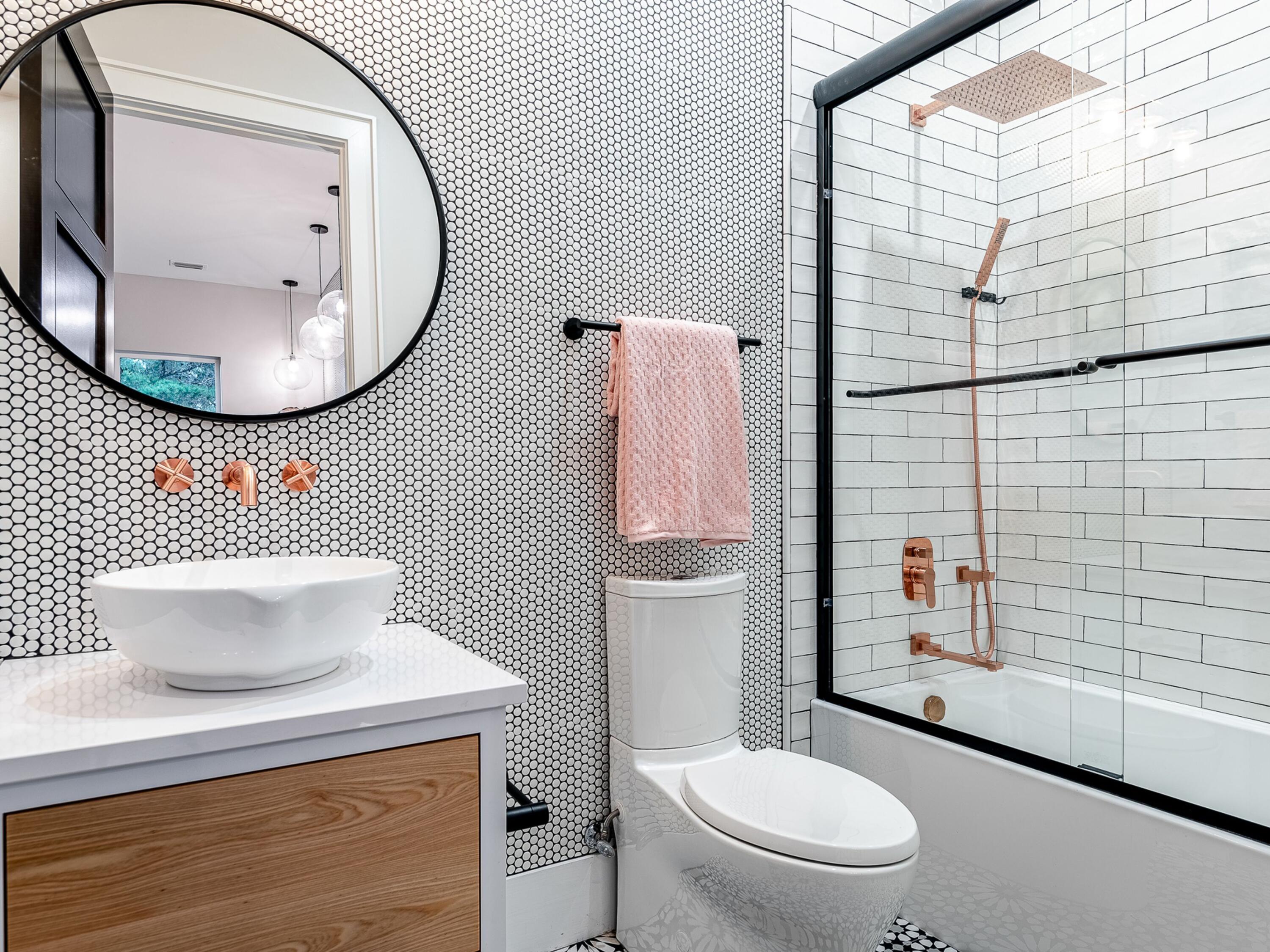 124 Hilltop Drive Santa Rosa Beach, FL 32459 - Photo 44 of 65 a bathroom with a toilet a sink and mirror