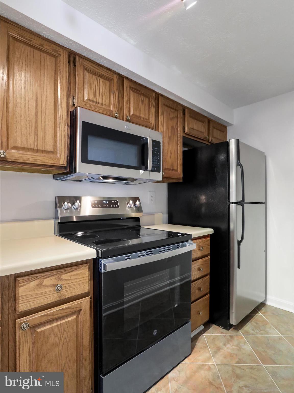 811 Stratford Way, Unit D Frederick, MD 21701 - Photo 11 of 25 a kitchen with a refrigerator stove and microwave