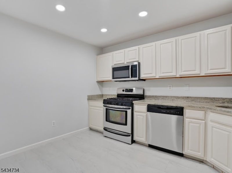 33 Seton Hall Drive Newark, NJ 07103 - Photo 7 of 14