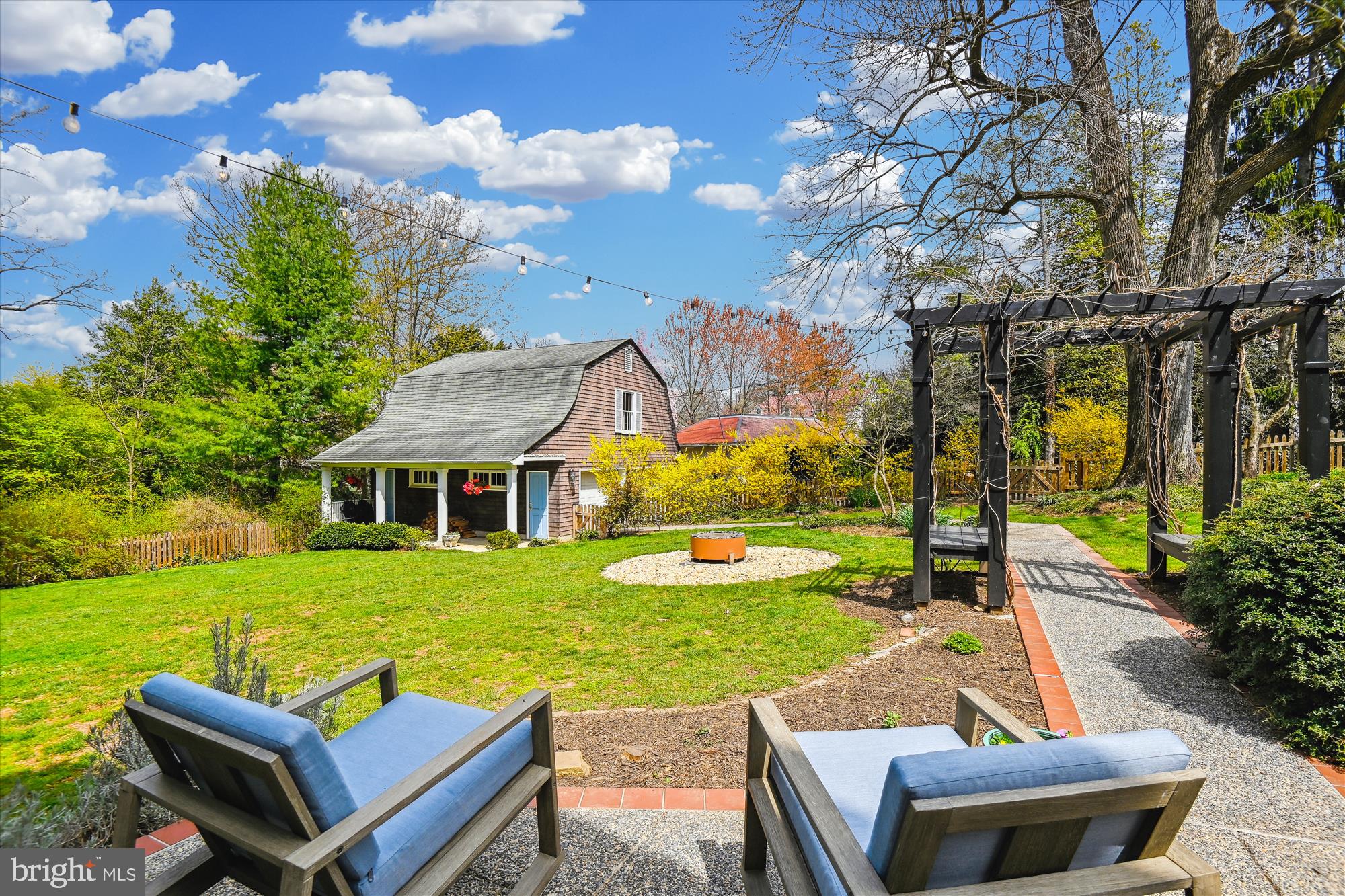 205 Ridgewood Road Baltimore, MD 21210 - Photo 62 of 71 Pergola with Climbing Trumpet Vine