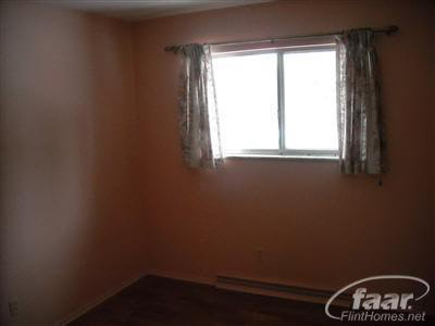 1046 South Graham Road Flint, MI 48532 - Photo 11 of 24 20165929-10.JPG