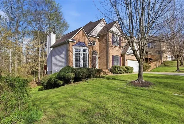 a view of a house with a yard