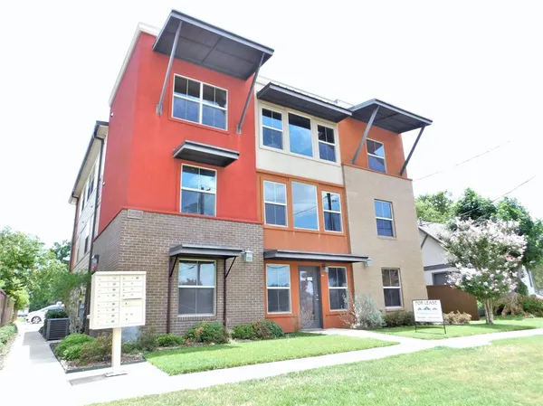 $995 | 1512 North Elm Street, Unit 302, Denton, TX 76201