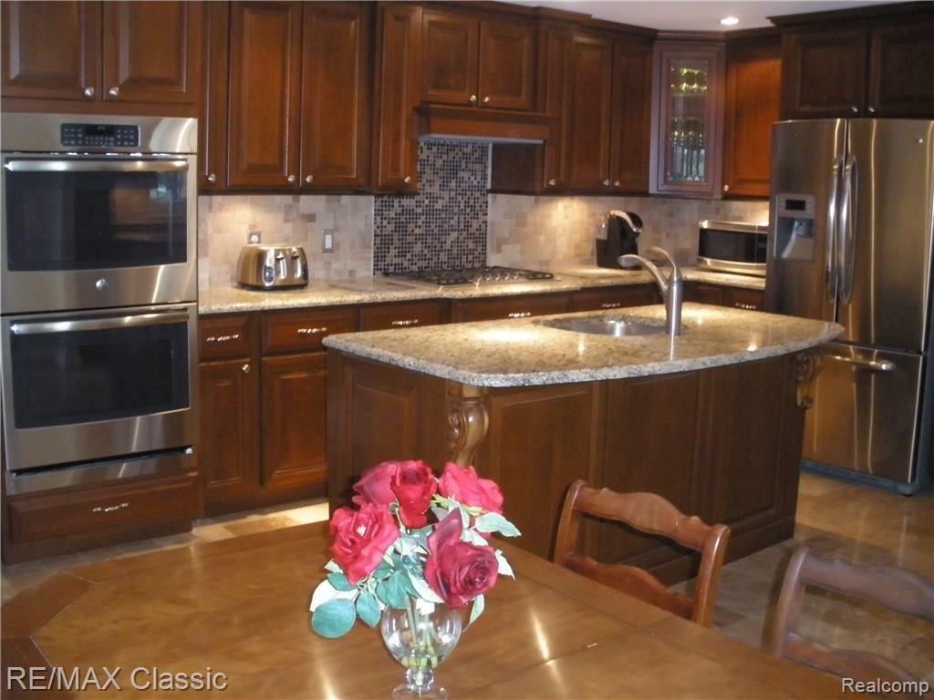 849 Briar Court Rochester Hills, MI 48309 - Photo 7 of 27