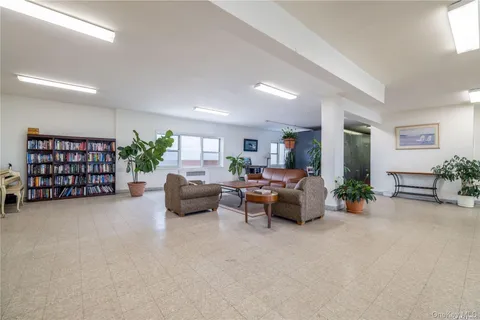 $548,000 | 370 West Broadway, Unit 5W, Long Beach, NY 11561