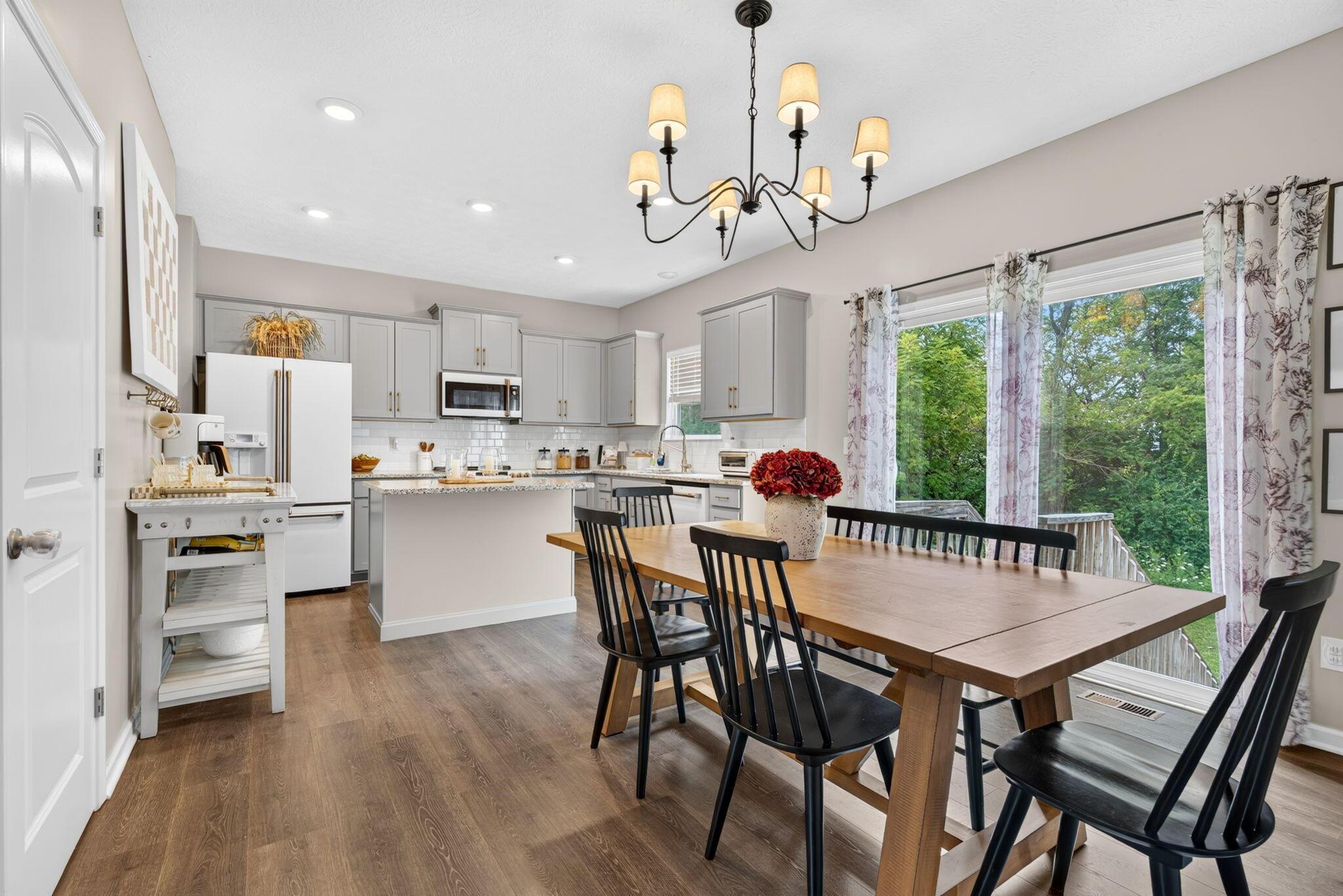 274 Riverside Drive Commercial Point, OH 43146 - Photo 15 of 43 Eat-in Kitchen
