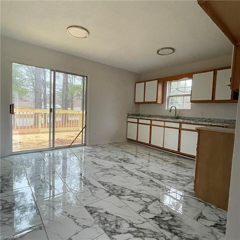 1116 Raleigh Court High Point, NC 27262 - Photo 3 of 11