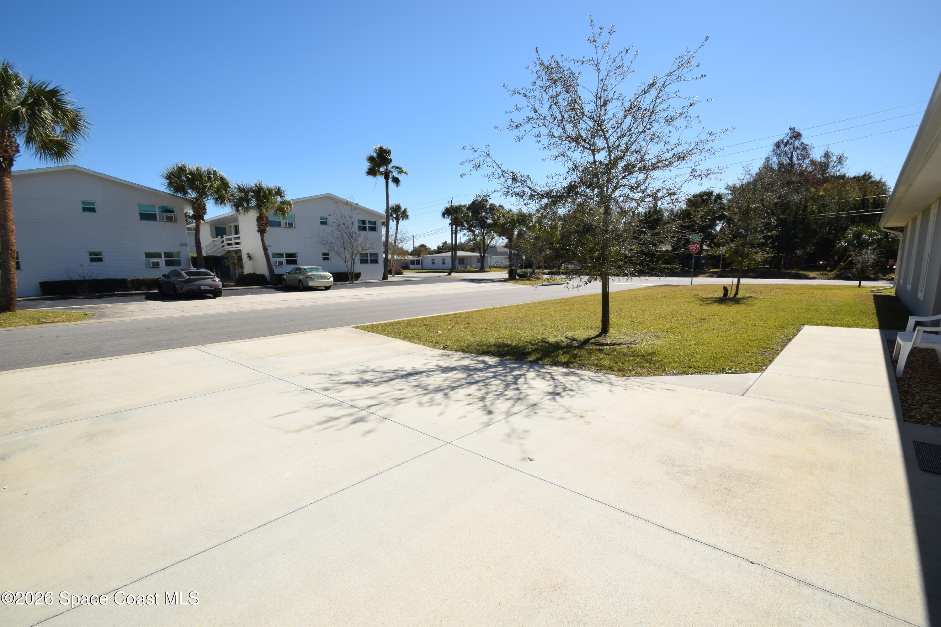 110 West Fee Avenue Melbourne, FL 32901 - Photo 76 of 112 Large driveway