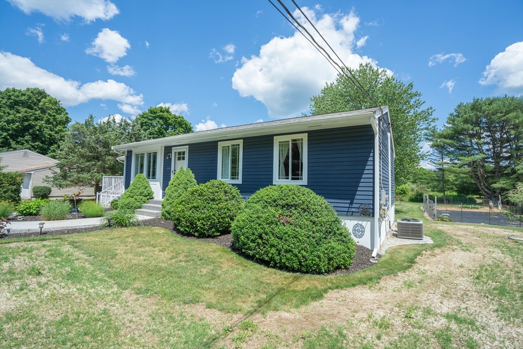 305 Scadding Street Taunton, MA 02780 - Photo 4 of 38