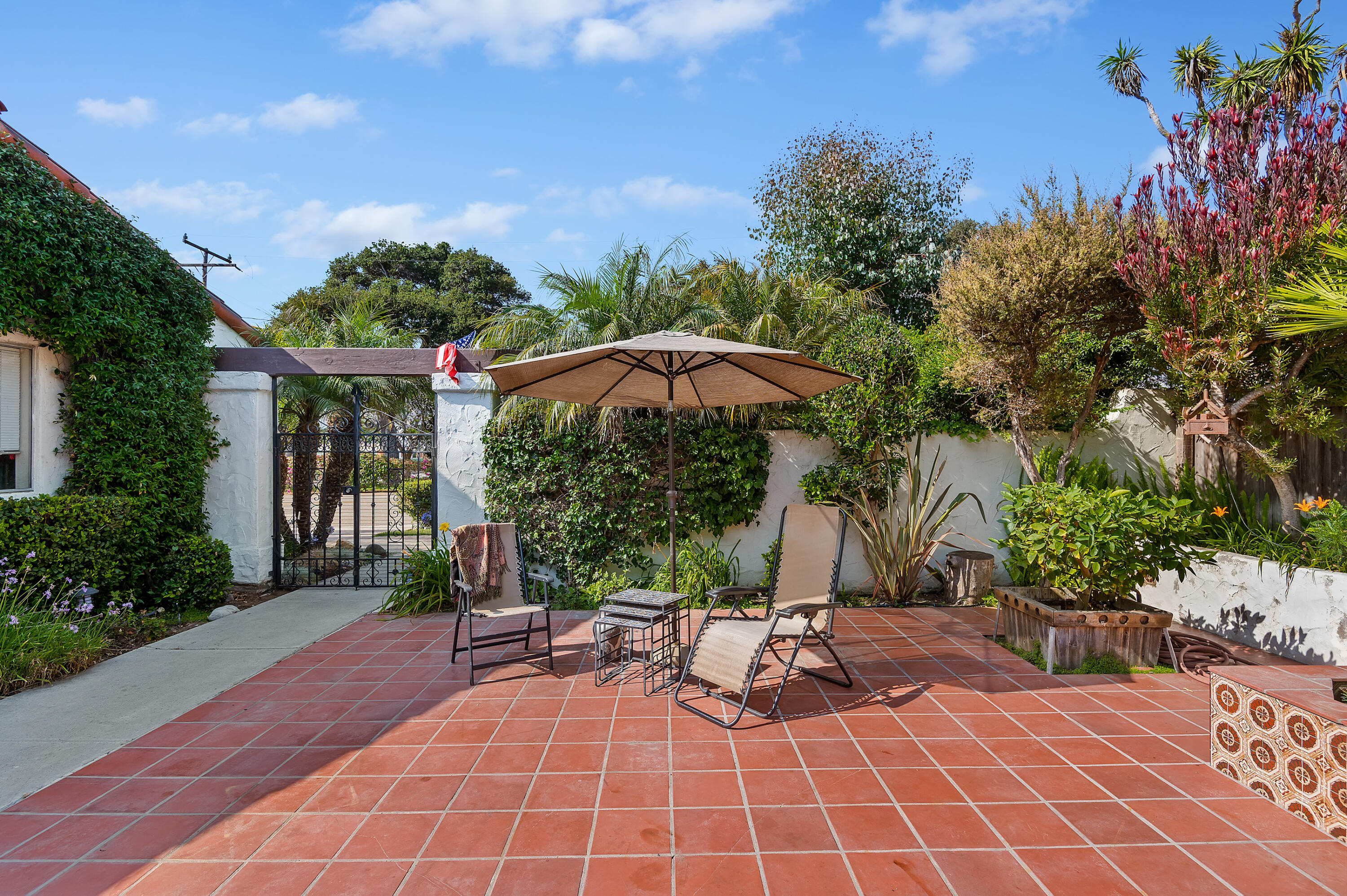 5231 Ogan Road Carpinteria, CA 93013 - Photo 4 of 23 Front Courtyard