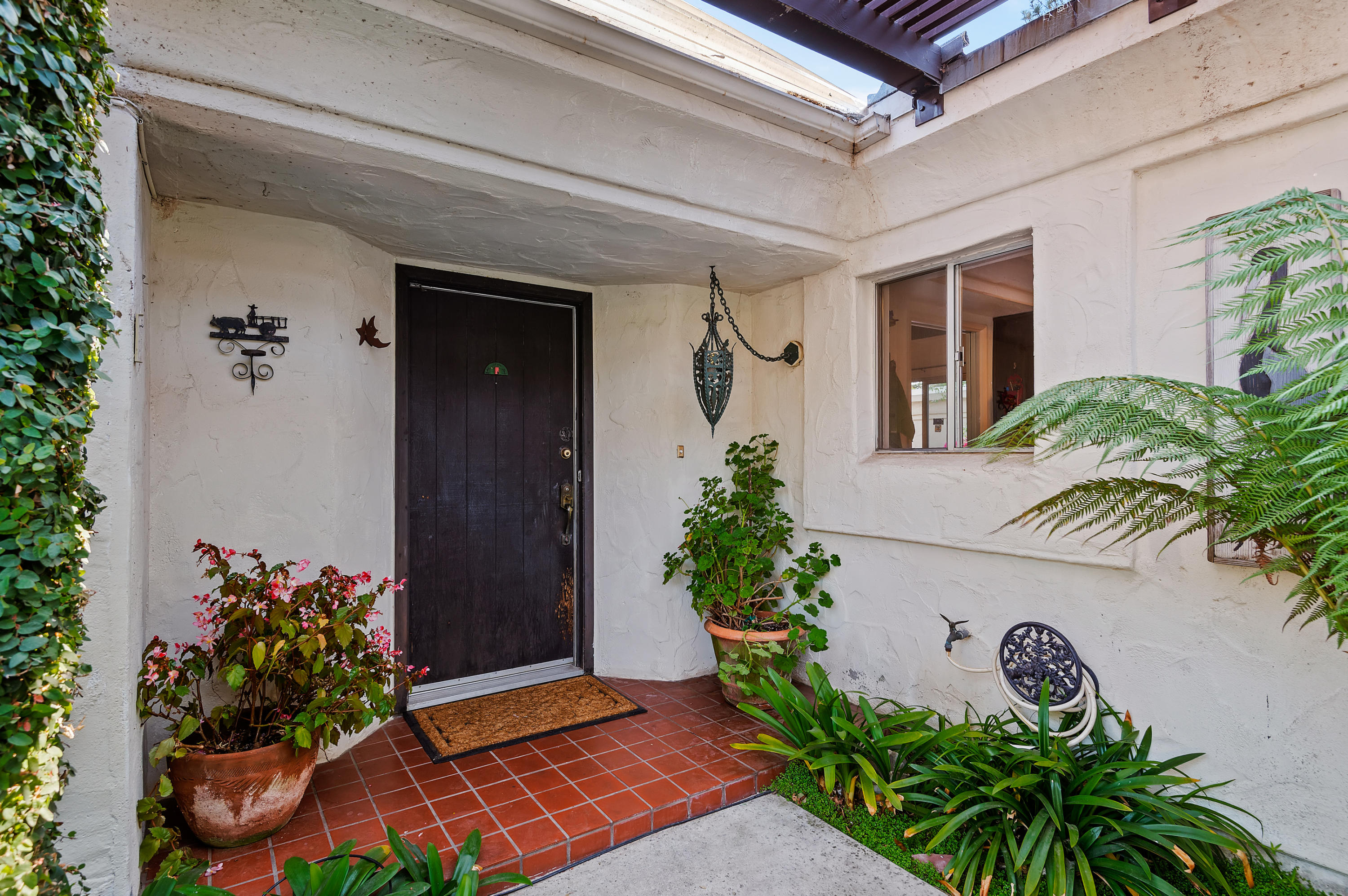 5231 Ogan Road Carpinteria, CA 93013 - Photo 5 of 23 Entrance