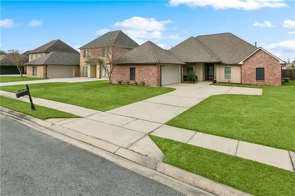 $345,000 | 8669 Sandpiper Street, Denham Springs, LA 70706