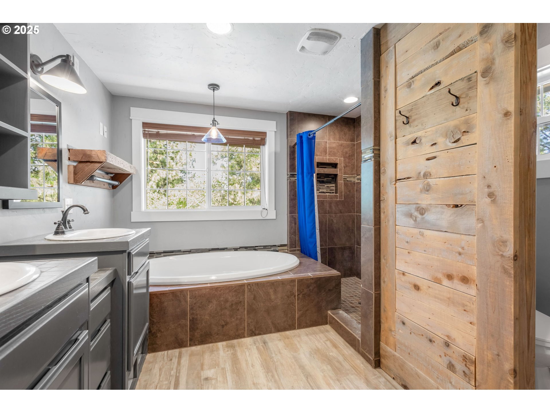 19723 Buck Canyon Road Bend, OR 97702 - Photo 19 of 48 a bathroom with a tub sink and mirror