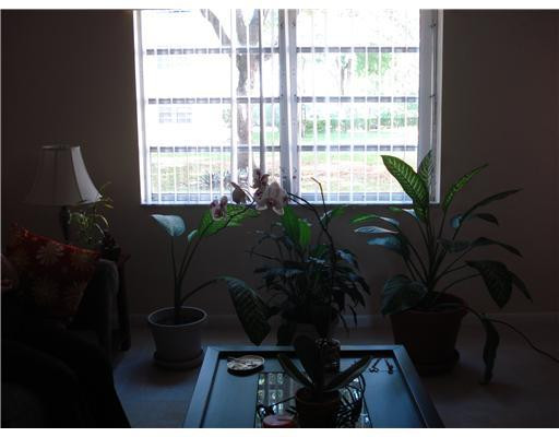 301 Cambridge Road, Unit 106 Hollywood, FL 33024 - Photo 11 of 11 Exterior Front