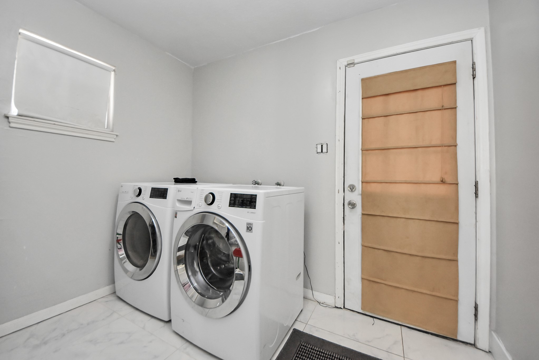 1011 Whitestone Lane Houston, TX 77073 - Photo 35 of 48 a utility room with dryer and washer