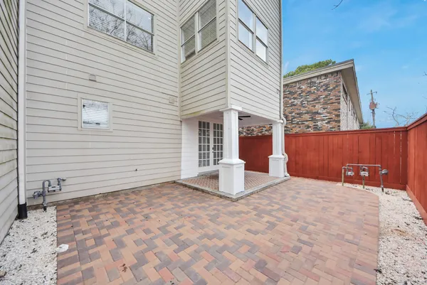 a view of a house with backyard