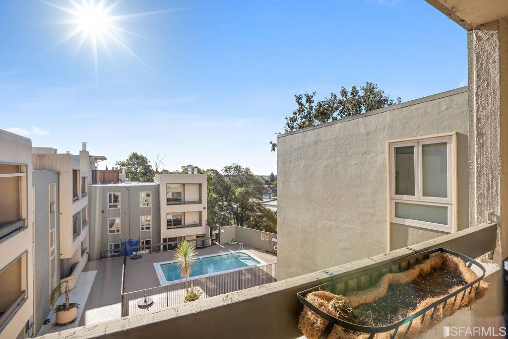 466 Crescent Street, Unit 310 Oakland, CA 94610 - Photo 21 of 24 a view of balcony with couch