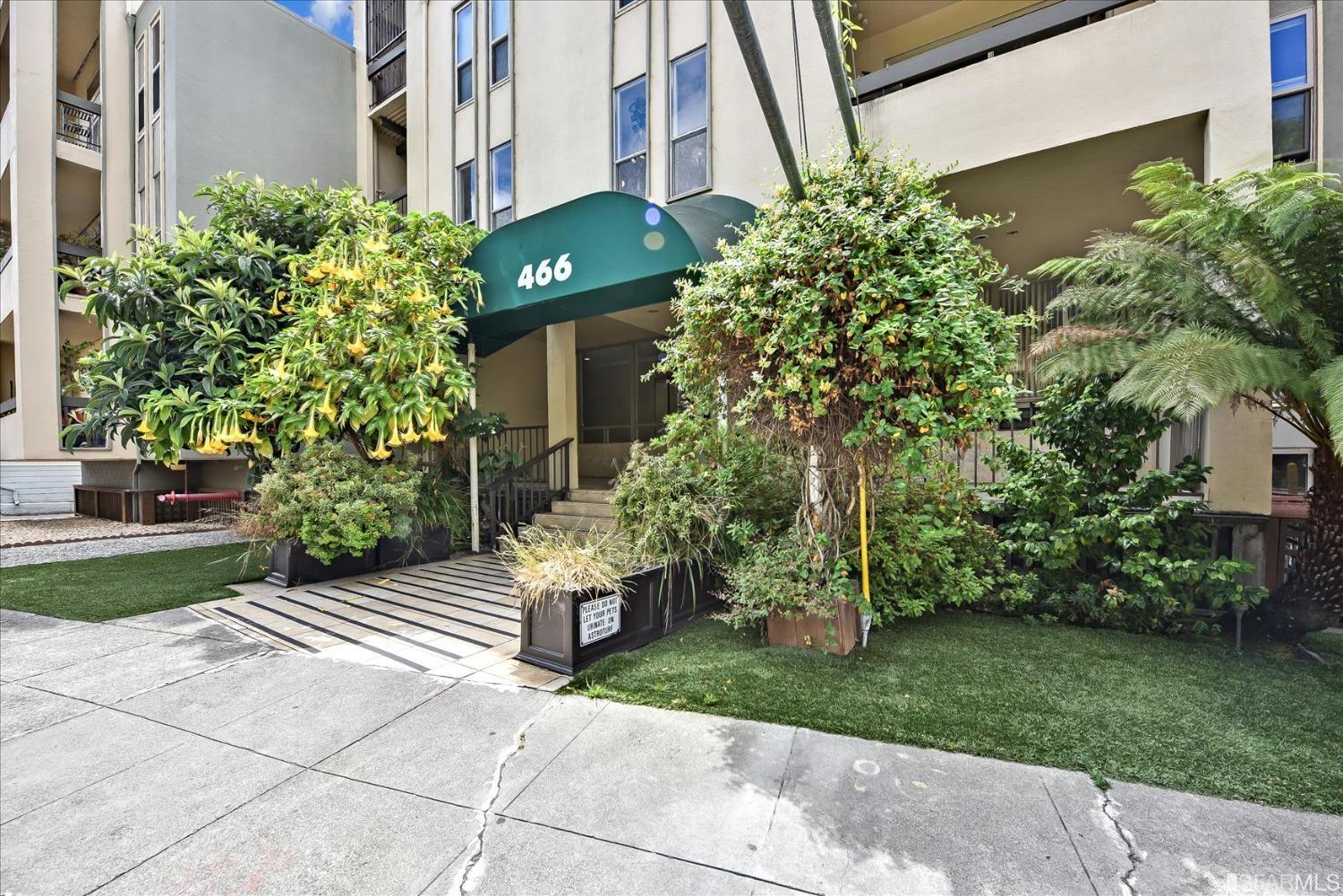 466 Crescent Street, Unit 310 Oakland, CA 94610 - Photo 23 of 24 a view of a back yard of the house