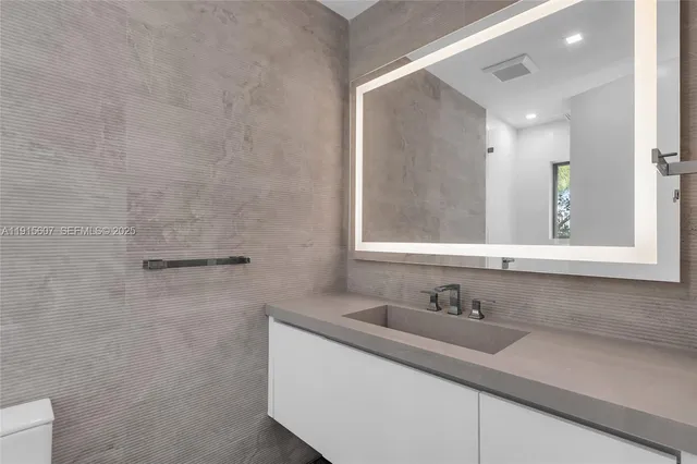 a view of a large window with an outdoor space