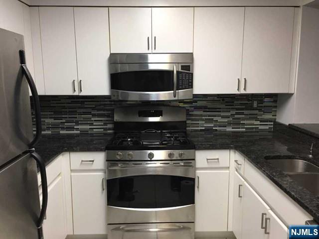 603 Ellery Court, Unit 603 Edgewater, NJ 07020 - Photo 7 of 19