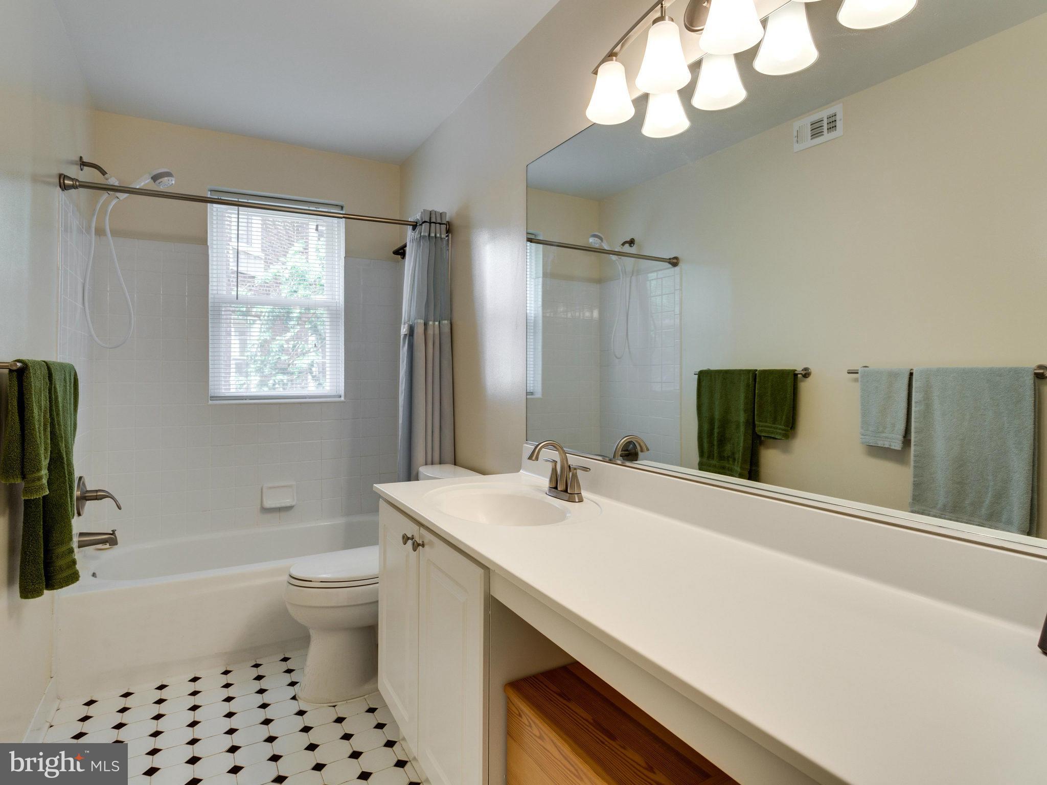 1727 R Street Northwest, Unit 504 Washington, DC 20009 - Photo 22 of 30 Bath