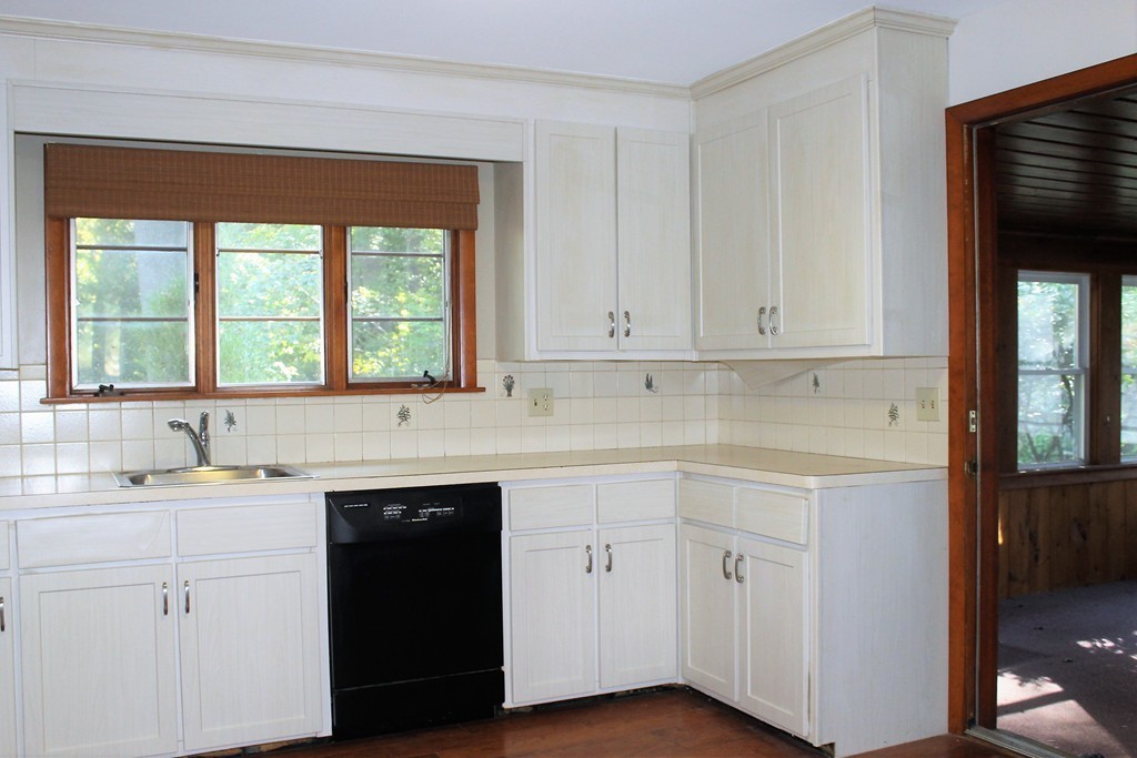 25 Redstone Drive Springfield, MA 01118 - Photo 3 of 24 Gallery Image 3