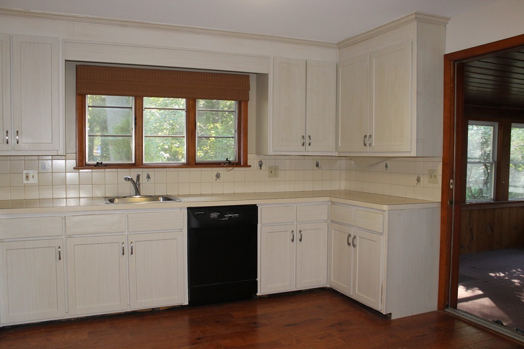 25 Redstone Drive Springfield, MA 01118 - Photo 4 of 24 Gallery Image 4