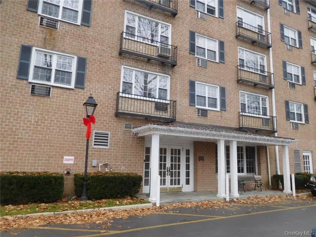 $2,000 | 4 Consulate Drive, Unit 1M, Tuckahoe, NY 10707