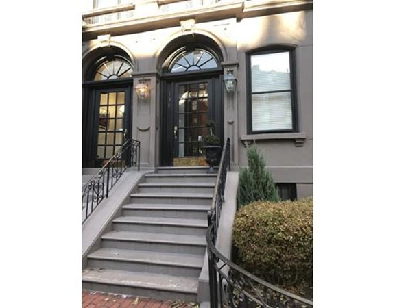 a view of entryway with a front door