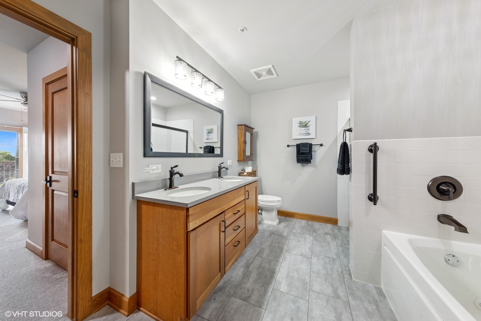 14 South Prospect Street, Unit 508 Roselle, IL 60172 - Photo 18 of 23 a bathroom with a sink a mirror and a bathtub