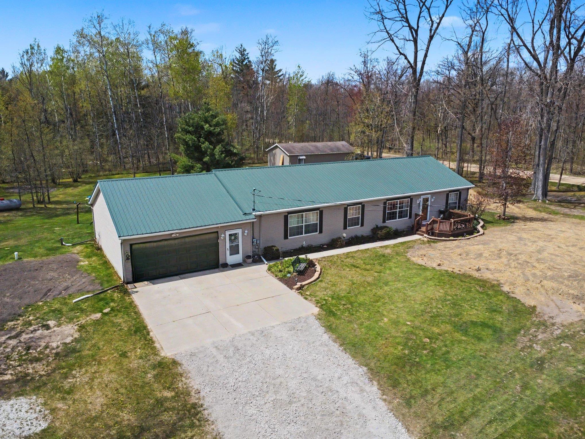 2510 Martin Road Beaverton, MI 48612 - Photo 2 of 33