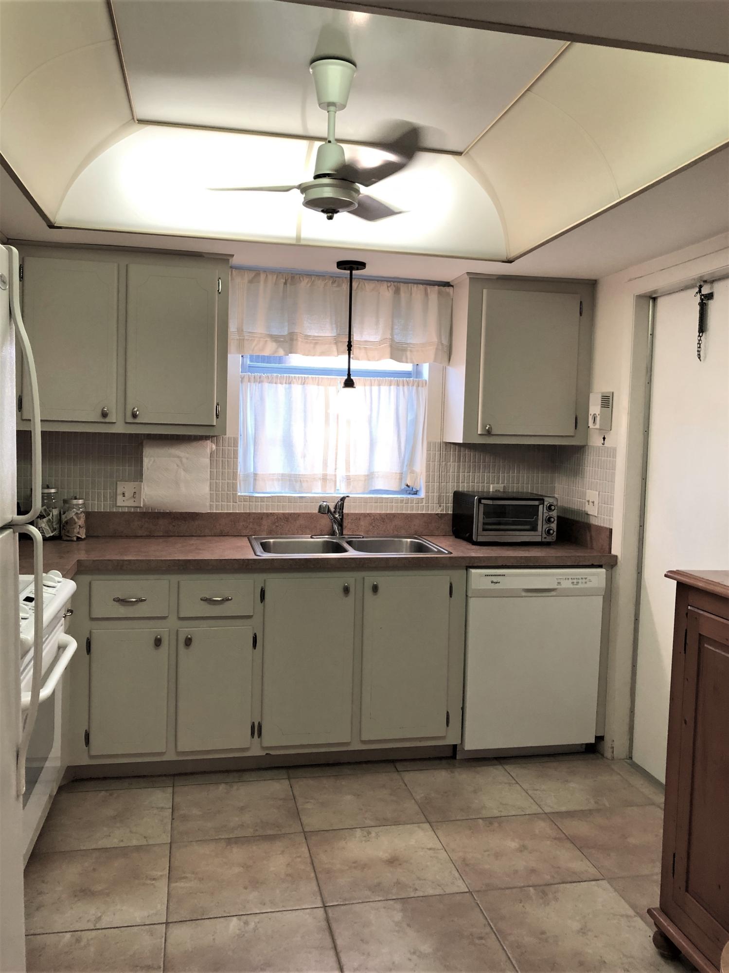 25 Southeast 13th Street, Unit A1 Boca Raton, FL 33432 - Photo 8 of 24 KITCHEN