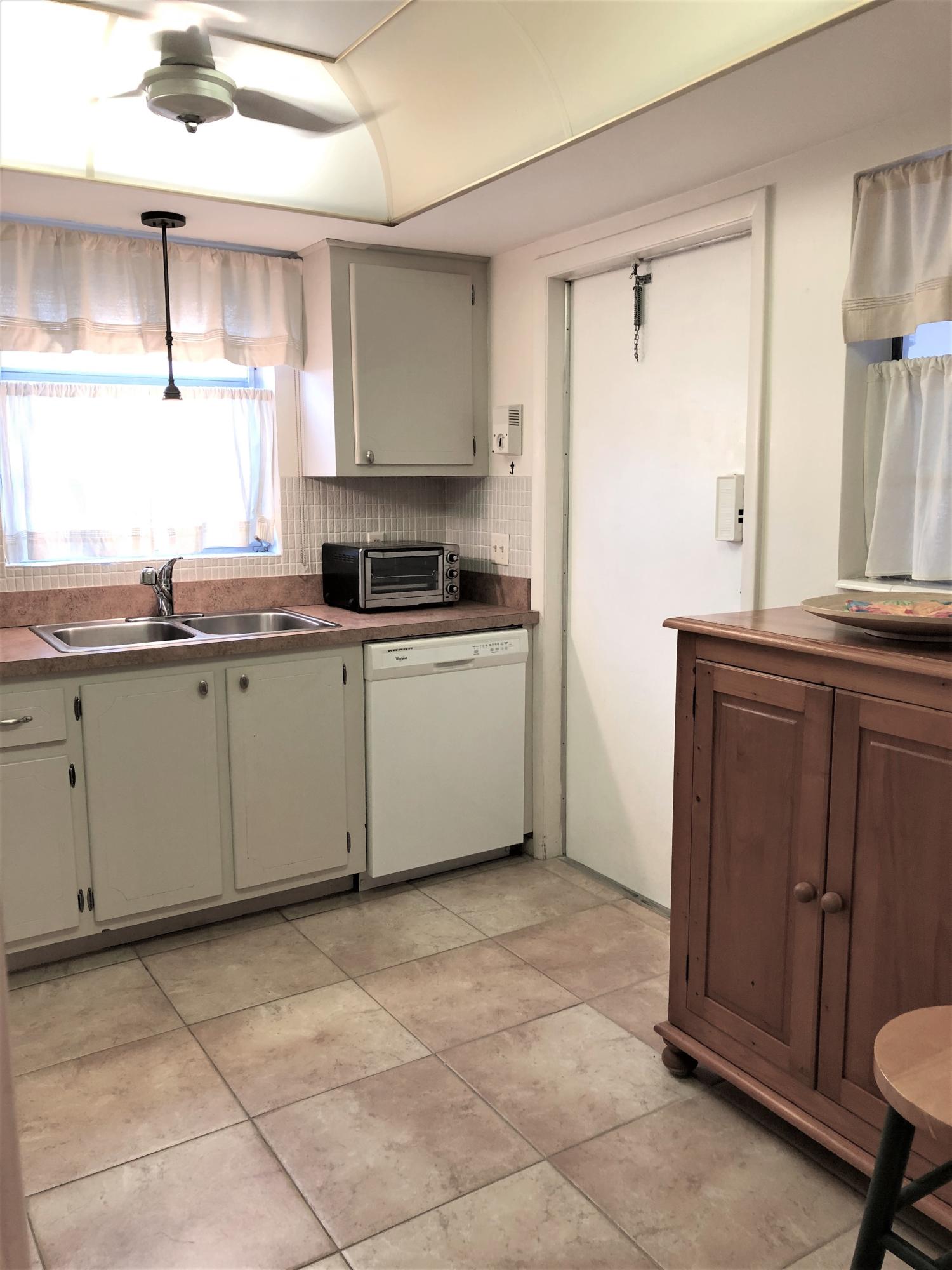25 Southeast 13th Street, Unit A1 Boca Raton, FL 33432 - Photo 9 of 24 KITCHEN