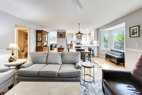 $470,000 | 401 Quigley Street, Mundelein, IL 60060