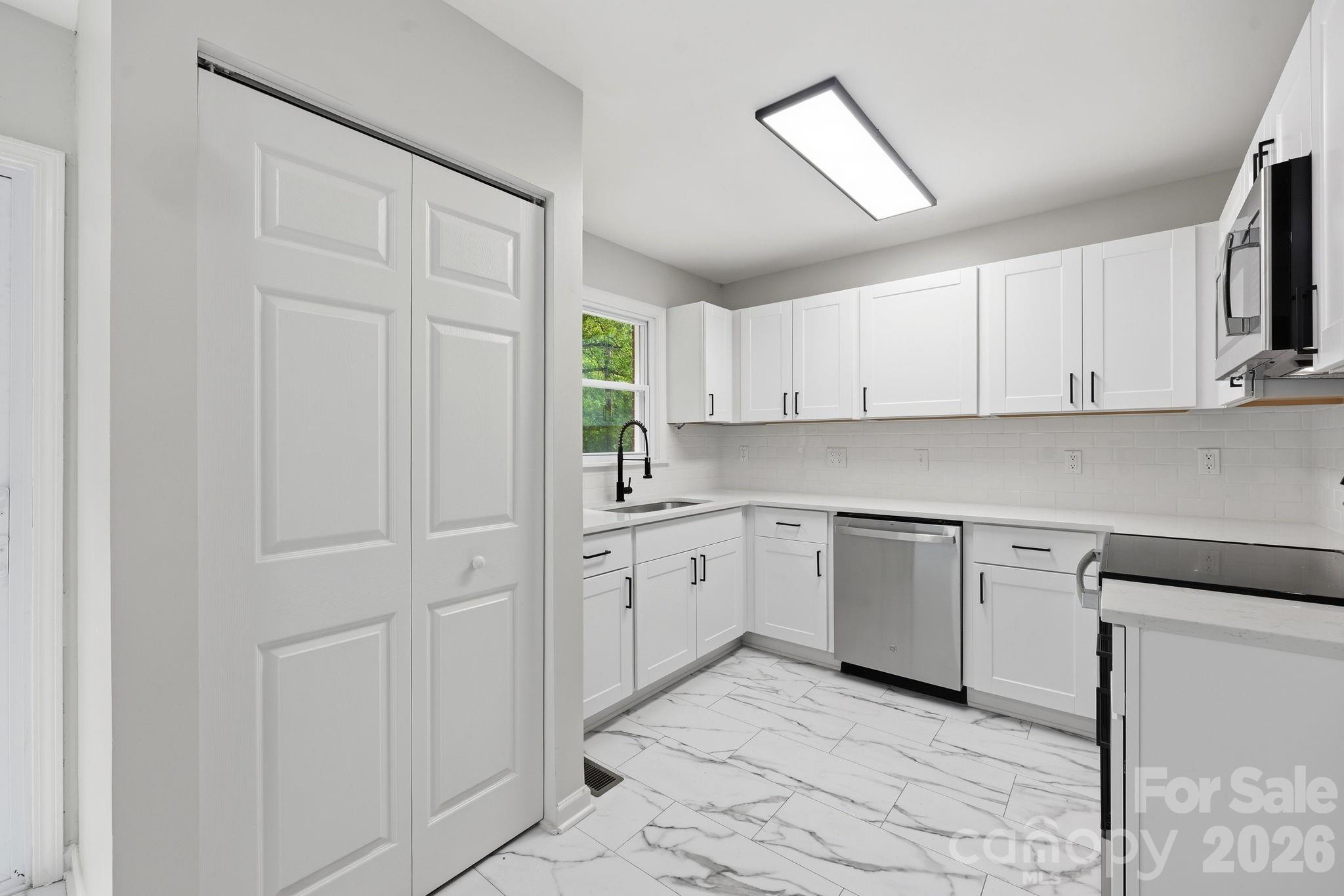 9430 Trinity Road Charlotte, NC 28216 - Photo 10 of 39 Gallery Image 10