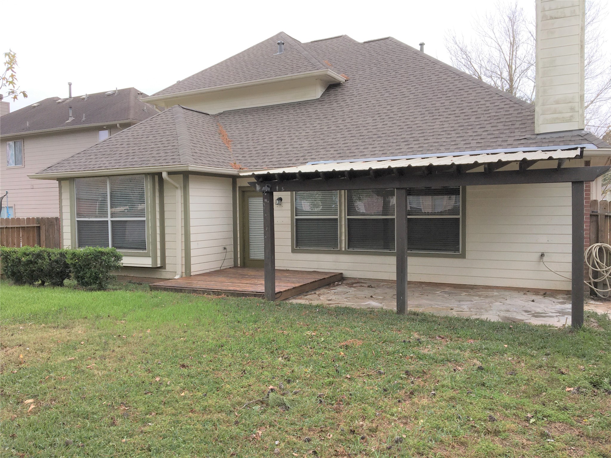 2214 Valley View Crossing Conroe, TX 77304 - Photo 5 of 23 a backyard of a house