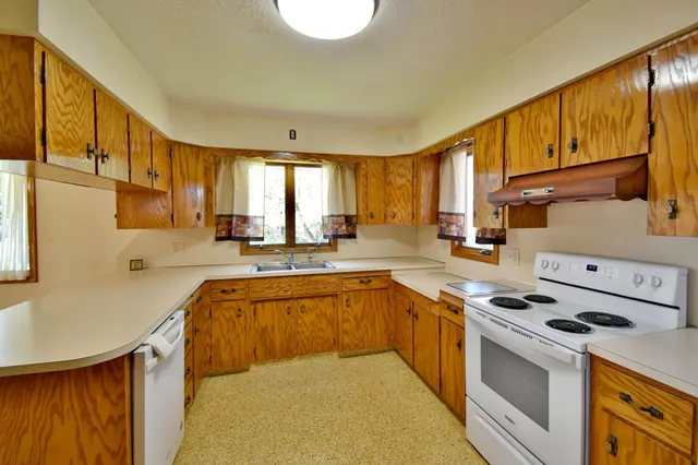 $425,000 | 41477 County Road 183, Sauk Centre, MN 56378