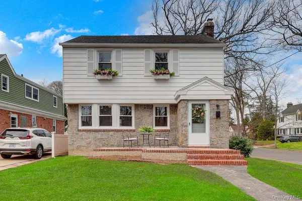 $799,000 | 31 Carol Street, Lynbrook, NY 11563