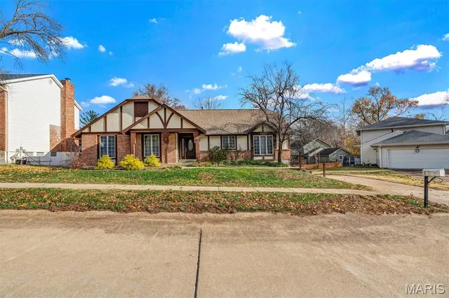 $430,000 | 2034 Emerald Crest Court, Chesterfield, MO 63017