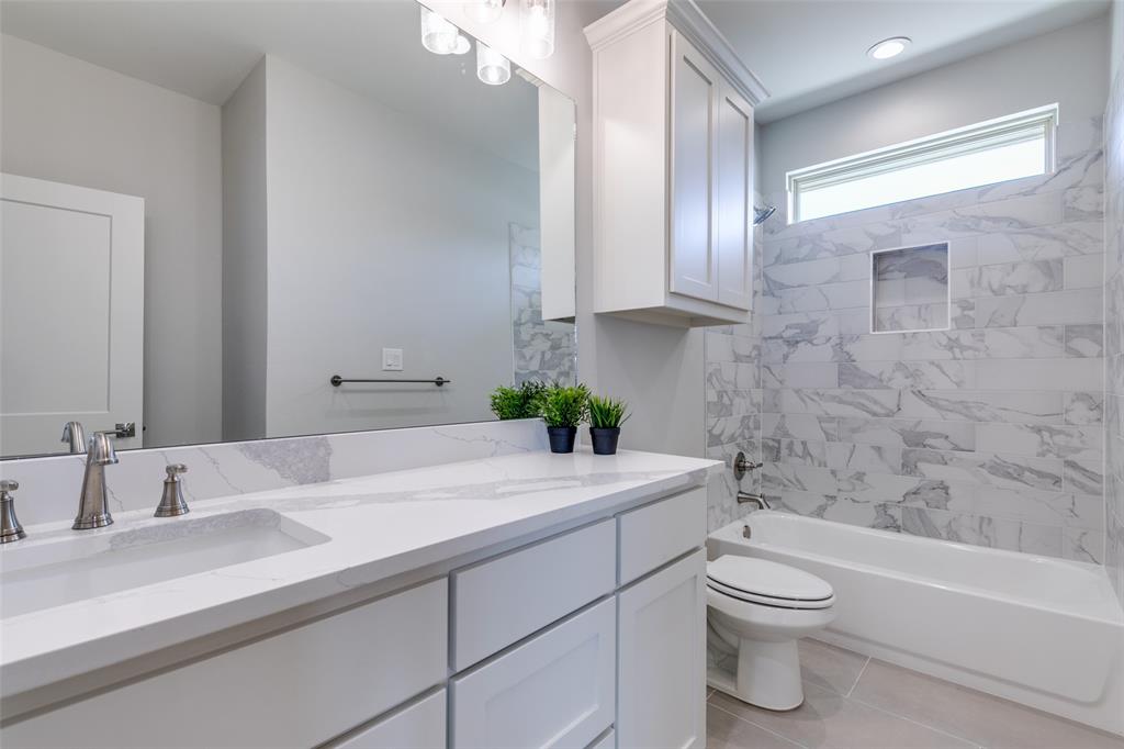 635 Community Lane Rockwall, TX 75087 - Photo 22 of 25 a bathroom with a sink a toilet and bathtub