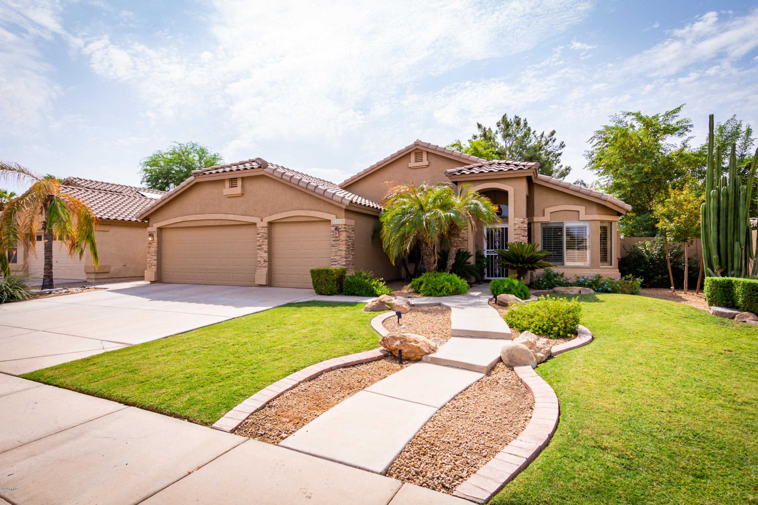 2257 East Stephens Road Gilbert, AZ 85296 - Photo 3 of 27 Lush front yard
